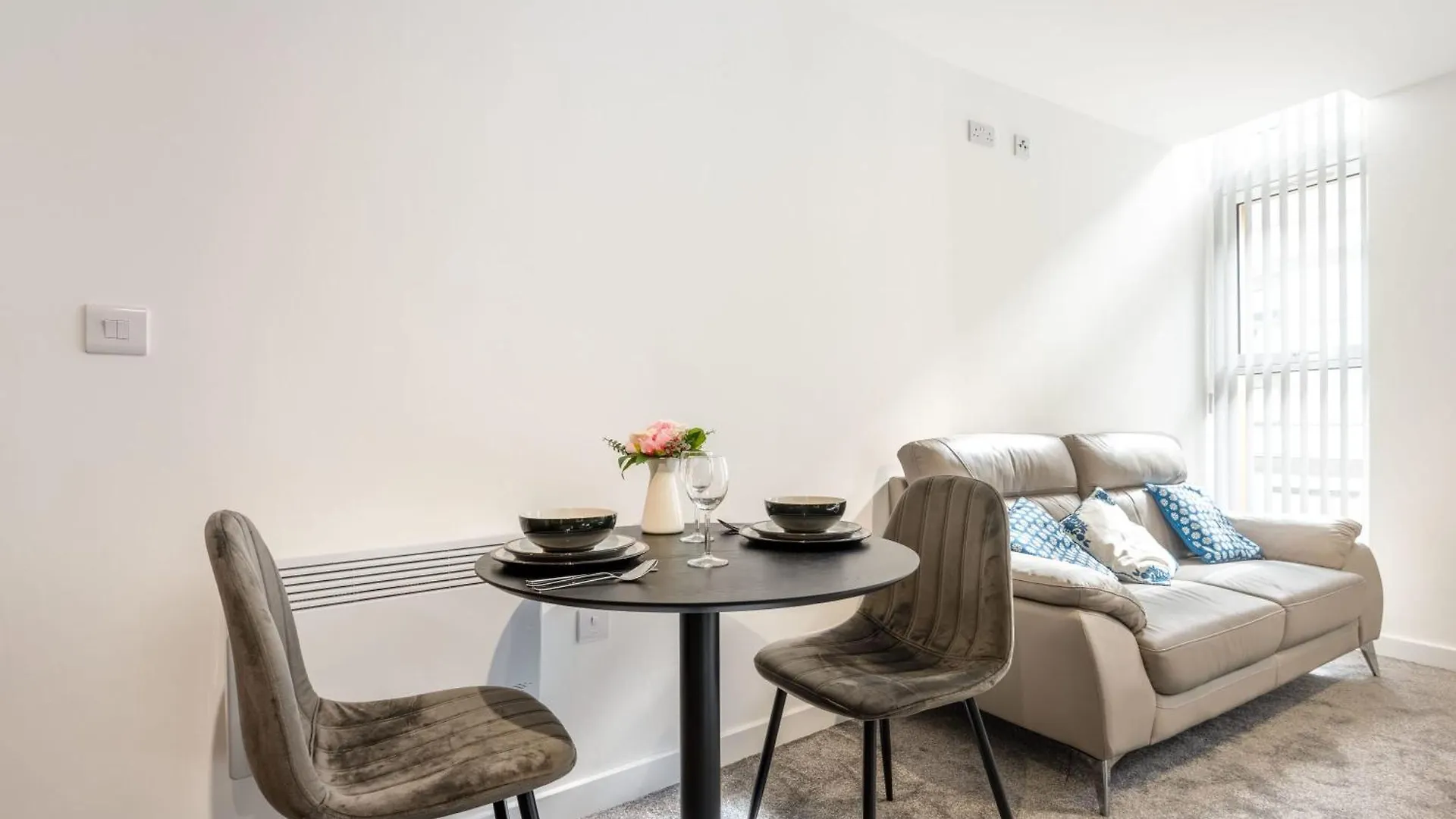Contemporary 1 Bedroom Apartment In Central Sheffield